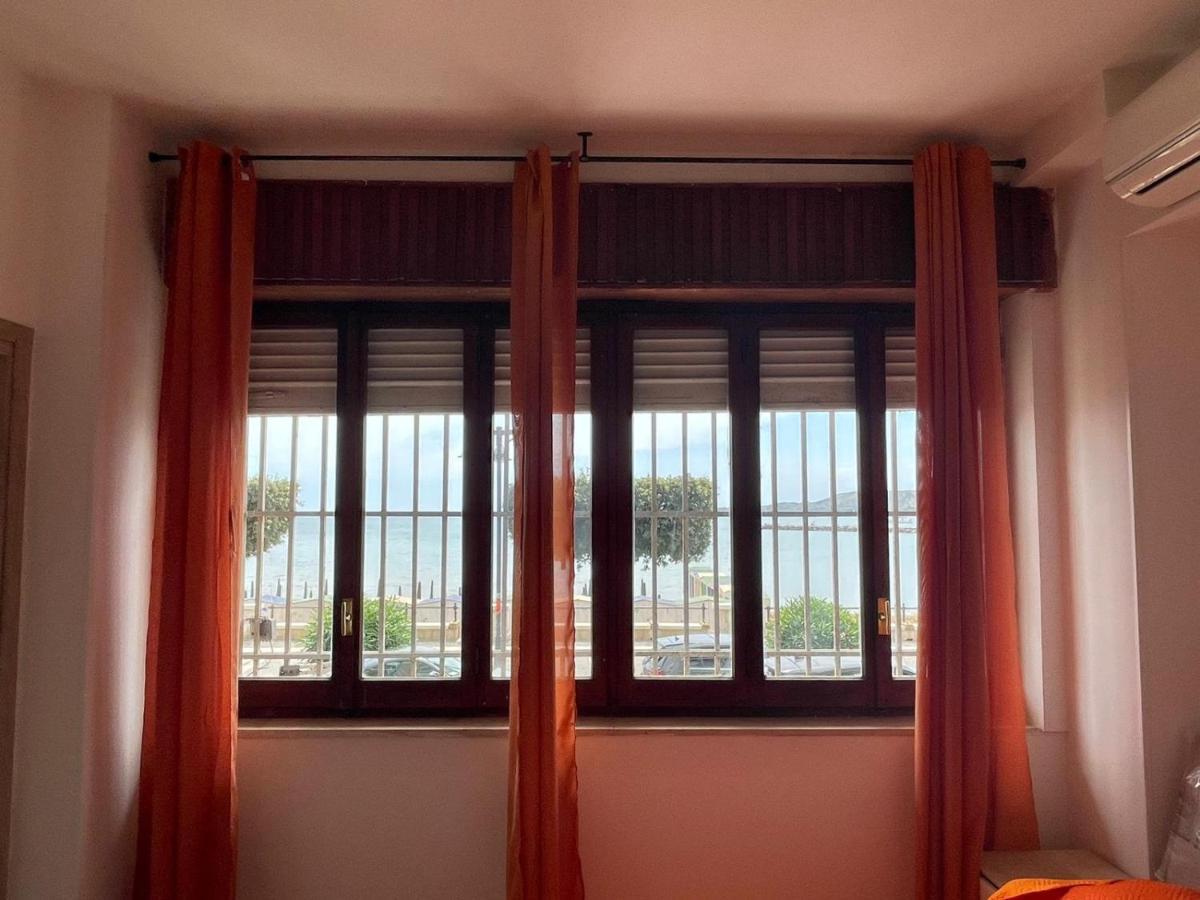 La Finestra Sul Mare B&B Crotone Exterior photo